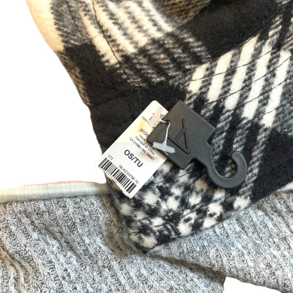 Ladies Tops, Dress,Tank, Skirt, Hat Bundle 🤍 - Picture 7 of 13